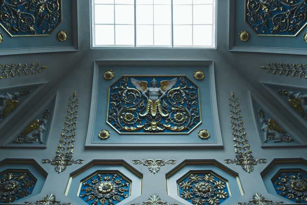 Soffitto con bassorilievo oro e blu, e una porzione di lucernario