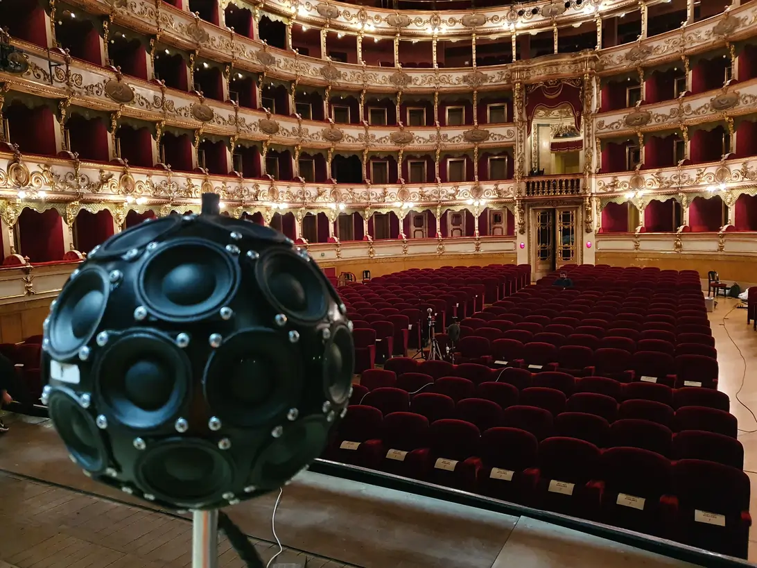 Il Teatro Grande di Brescia, con in primo piano un array sferico di altoparlanti